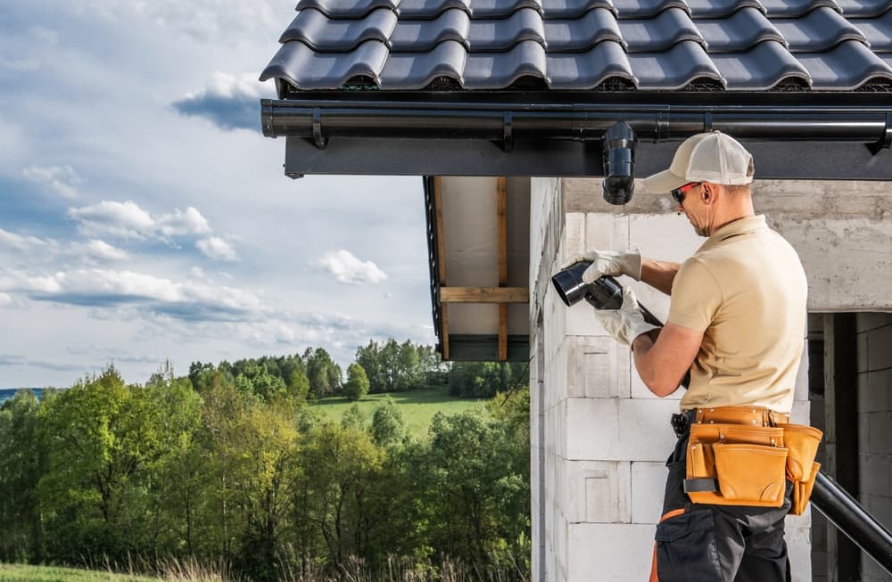 construction-contractor-roof-worker-installing-house