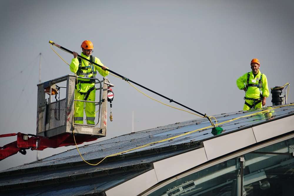 gutter-cleaner-workers