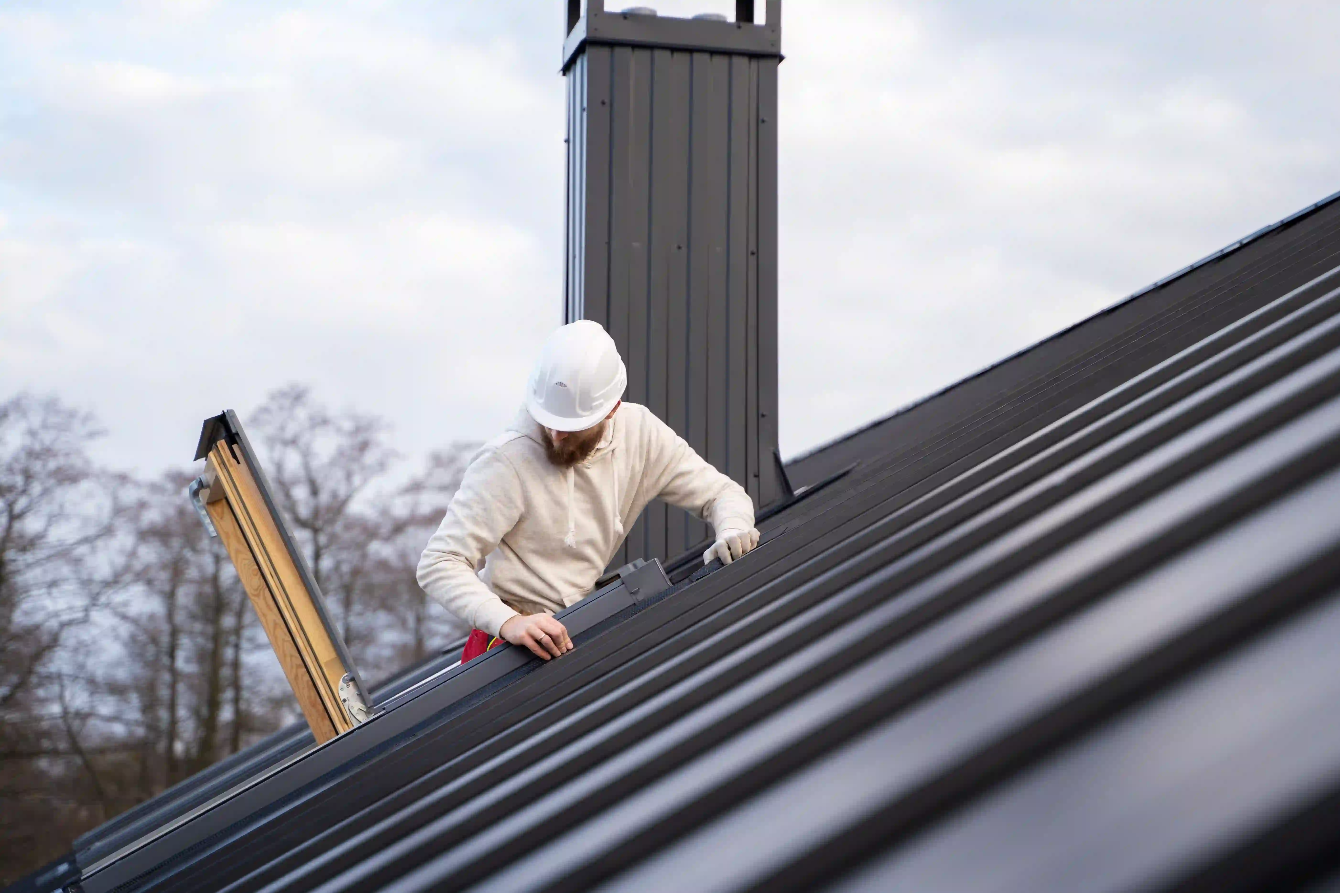 medium-shot-man-working-roof